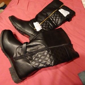 Karyn's collection quilted riding boot. Size 10